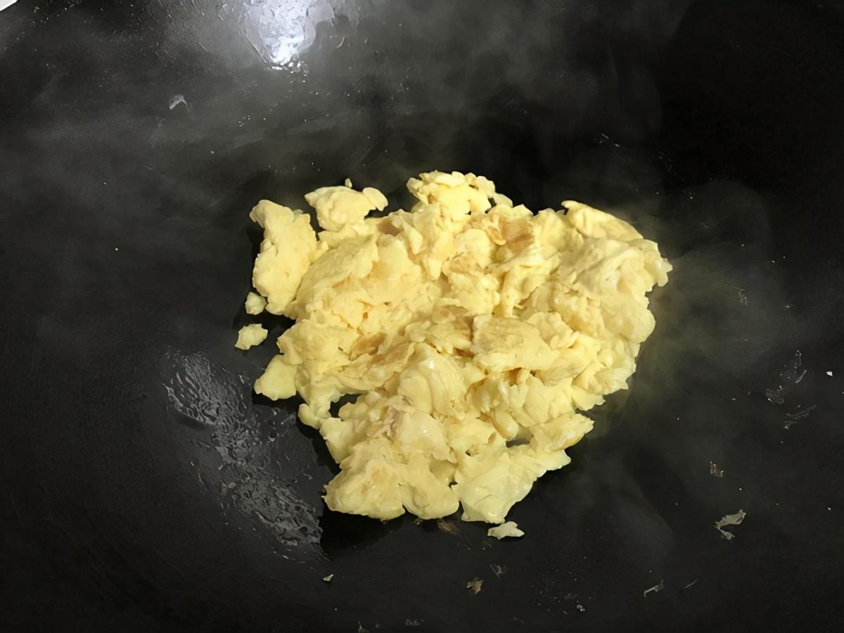 生活百科日常小知识：轻松解决煮鸡蛋、切洋葱、洗油渍等烦恼，提升生活效率与快乐